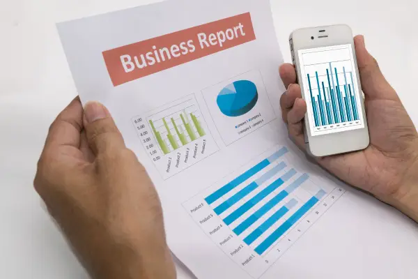 Business report on paper and on screen